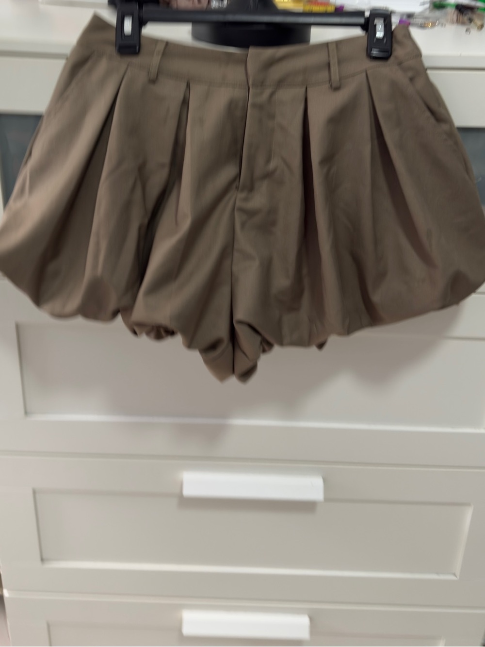 Pleated Balloon Hem Women’s Shorts in Khaki